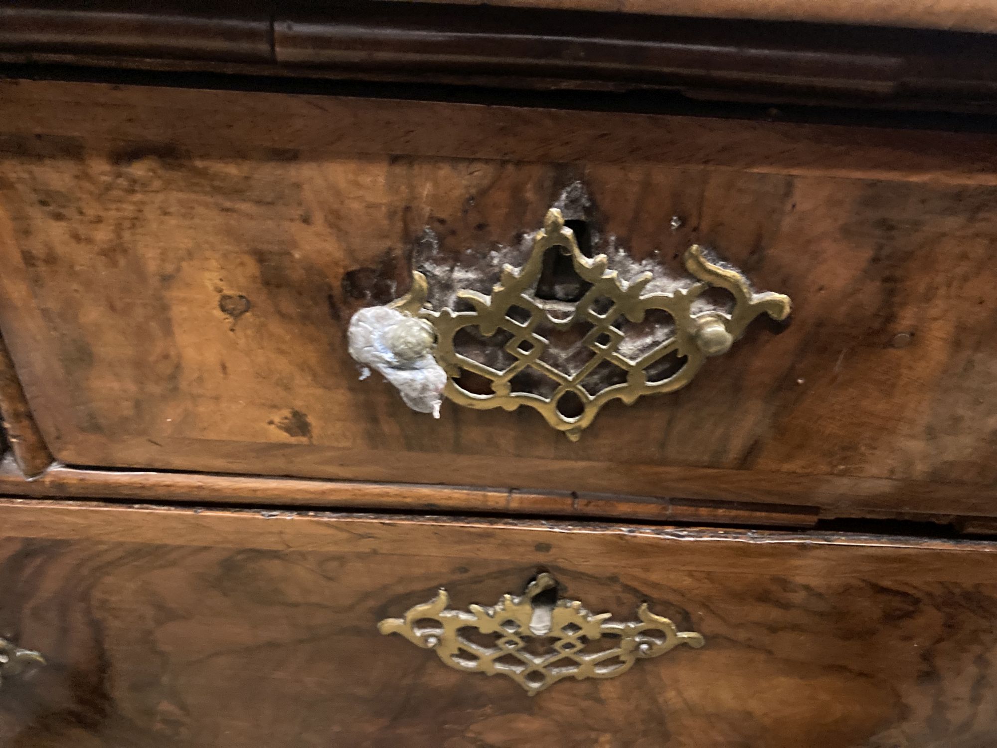 An early 18th century walnut six drawer chest, width 96cm, depth 53cm, height 95cm